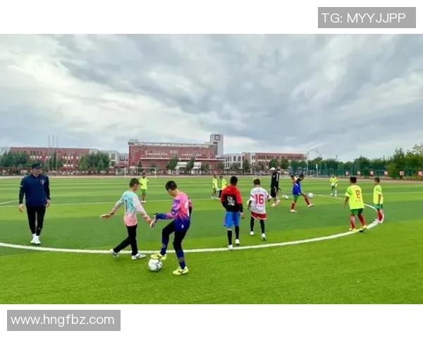 杨蒙恩足球之路：从青涩少年到职业球员的成长历程与心路历程