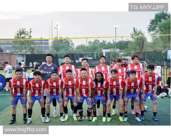 足球泡冰的奇妙体验与夏季消暑的完美结合 足球泡冰的奇妙体验与夏季消暑的完美结合